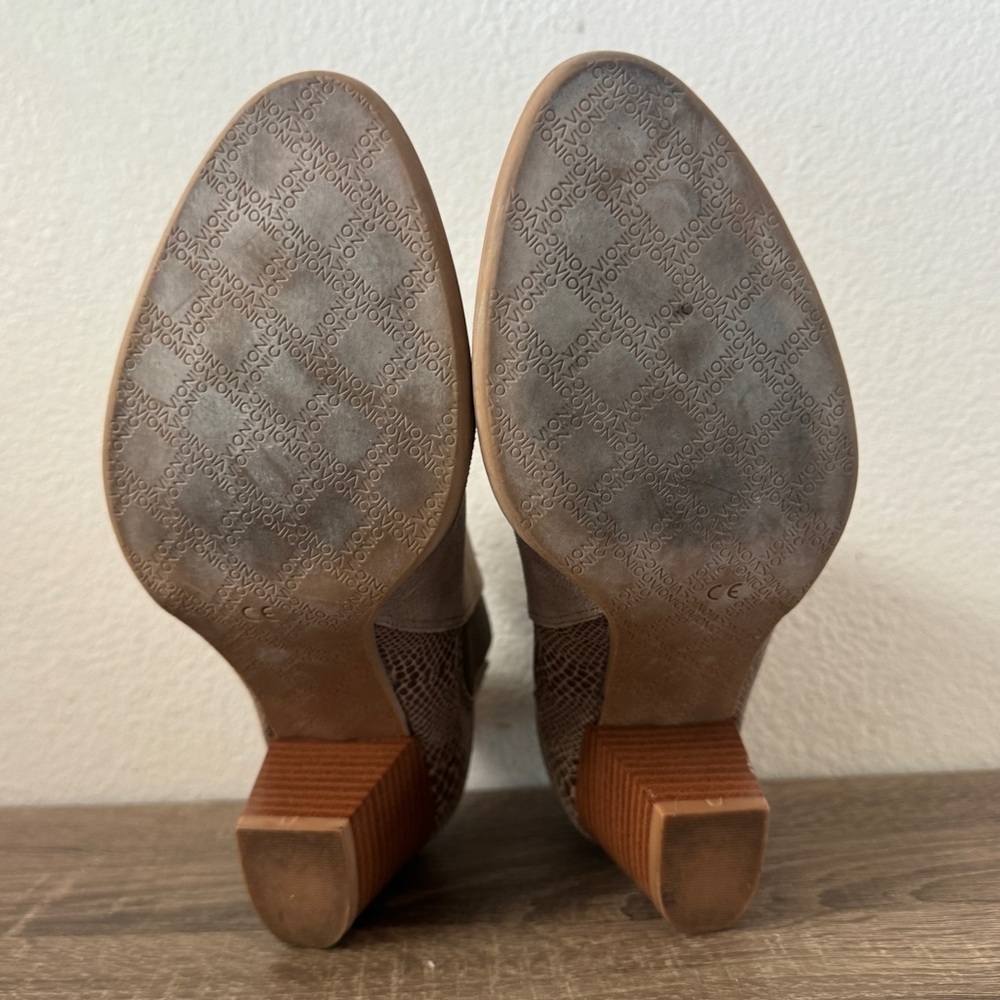 Vionic Anne Bootie, Size 7 - image 7